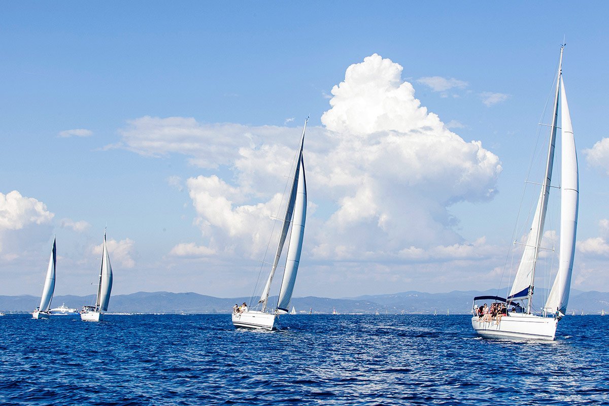 Régate par équipe lors d'un Team Building sur l'ile de Porquerolles par le photographe corporate Denis Dalmasso