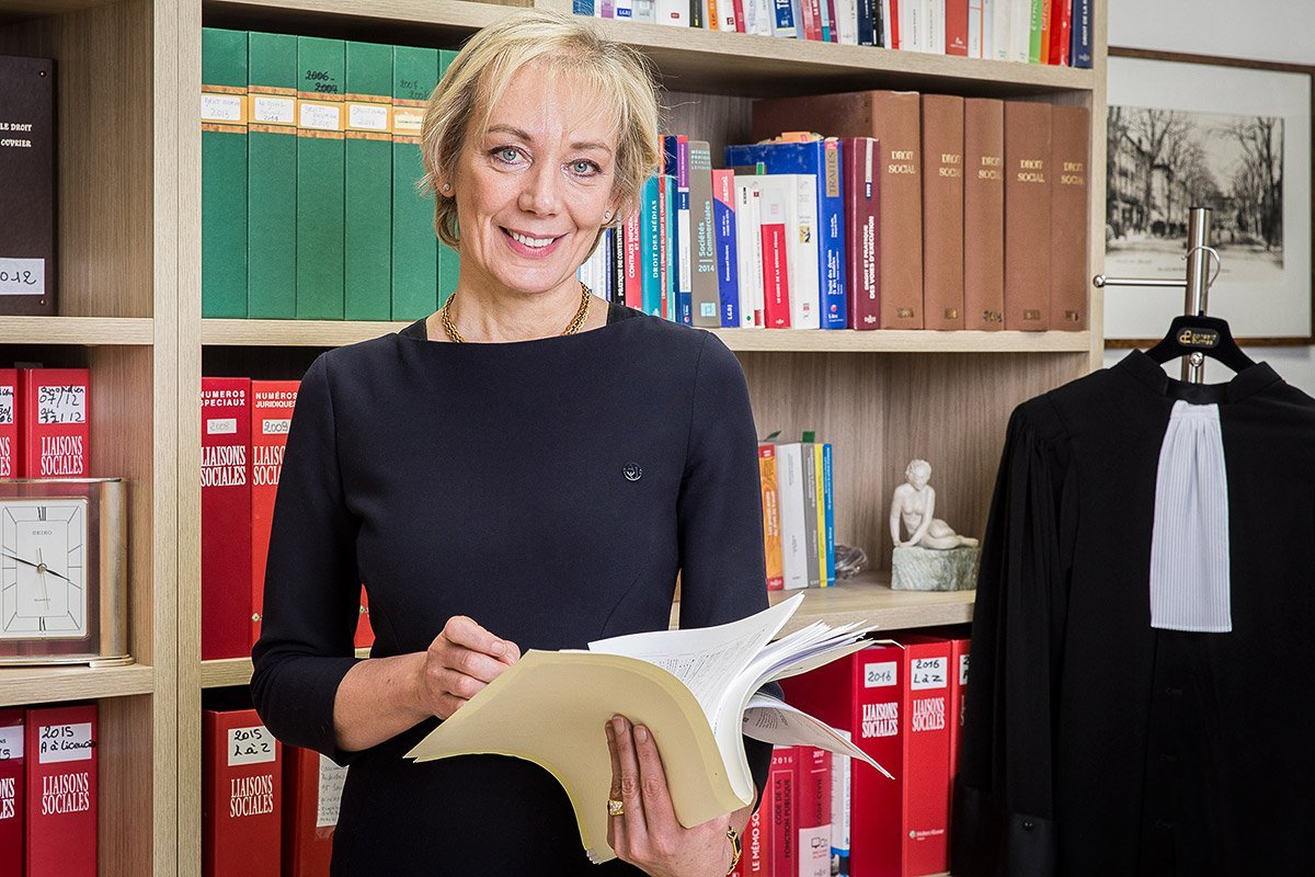 Corporate portrait of a lawyer in front of her office library shot in Marseilles by Denis Dalmasso, portrait photographer in south of France