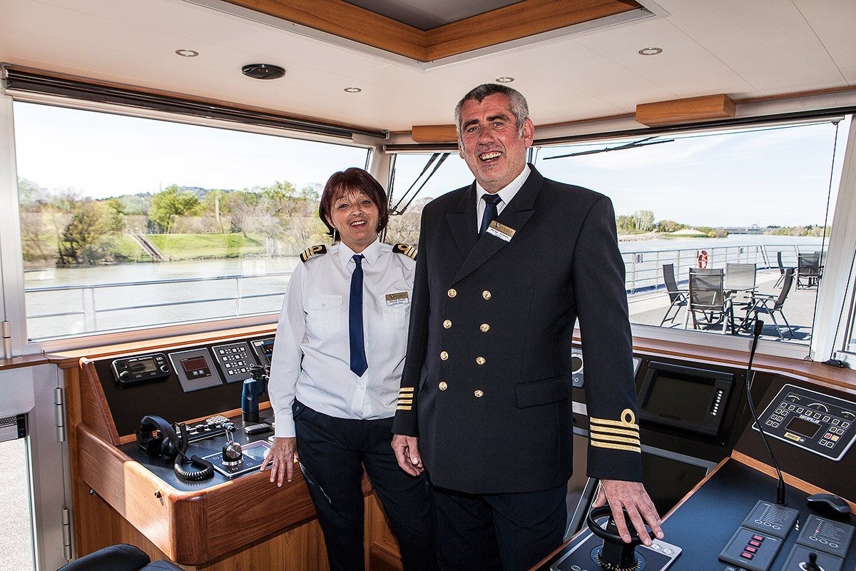 Capitaine et son premier officier dans la cabine de la penche de croisière le River Discovery II pour Vantage travel