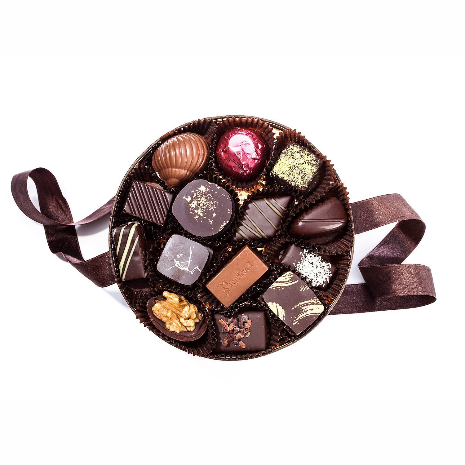 packshot produit d une boite a chapeau rempli de chocolats pour la chocolaterie puyricard