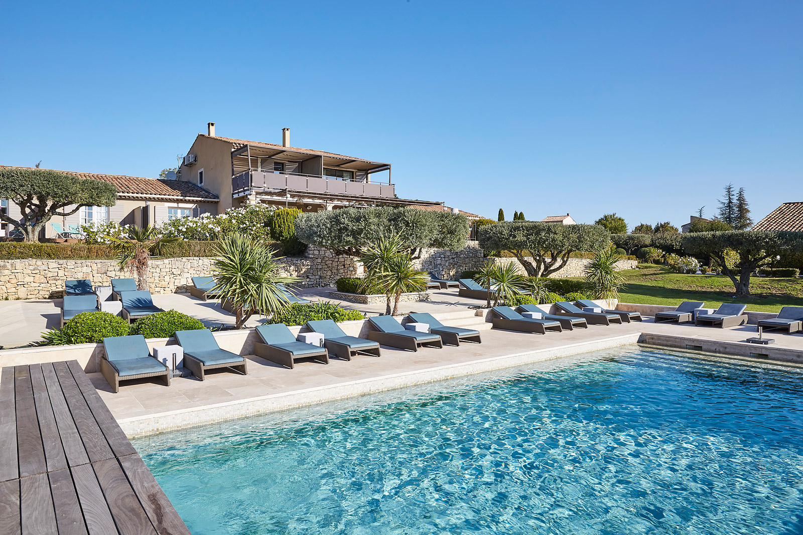 Photographie de la piscine extérieure d'un hotel de charme en Provence par le photographe Denis Dalmasso