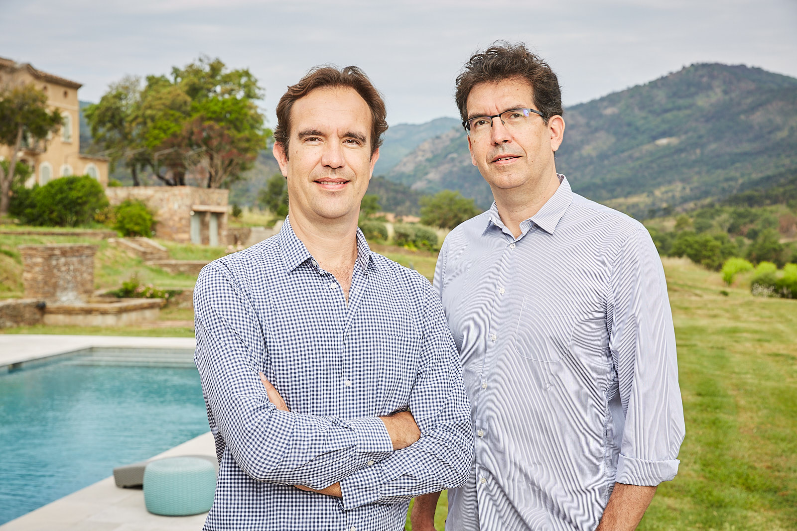 Portrait en extérieur d'un couple d'agents immobilier spécialisés dans les propriétés viticoles © Denis Dalmasso