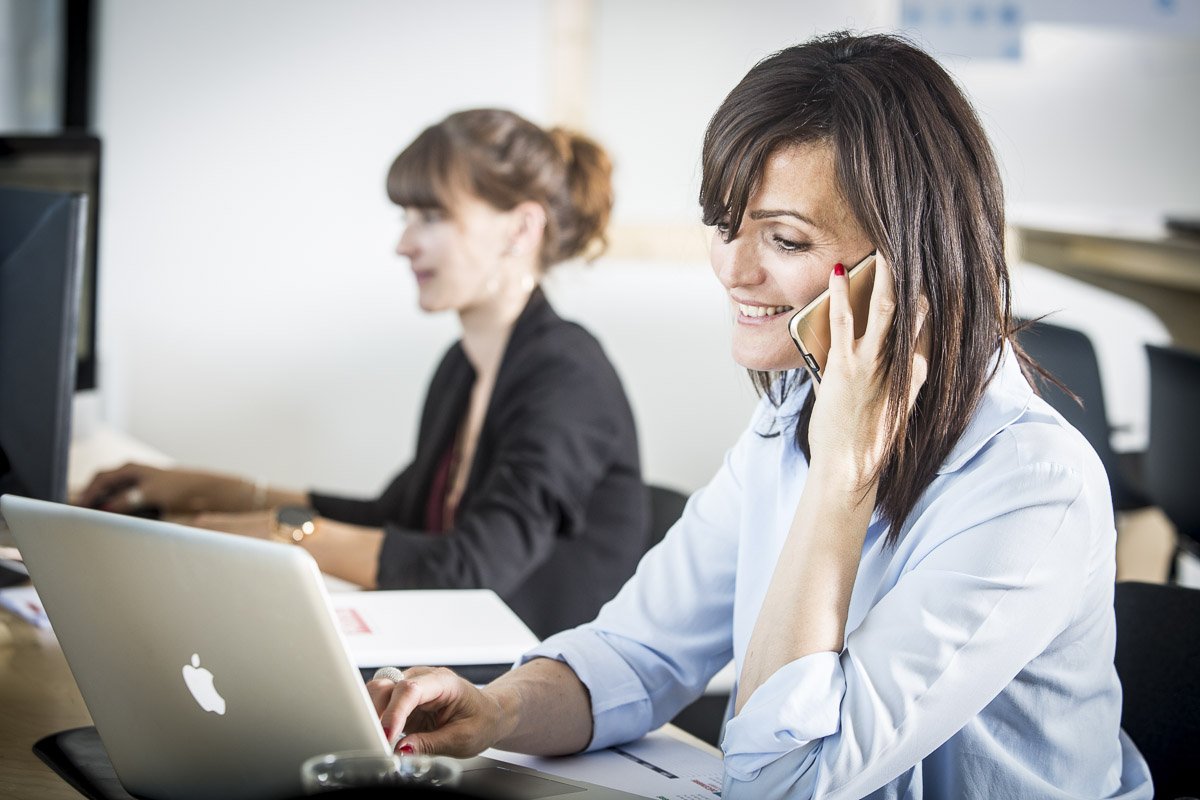 Deux opératrices du service client dans les bureaux de l'opérateur téléphonique PRIXTEL à Aix-en-Provence